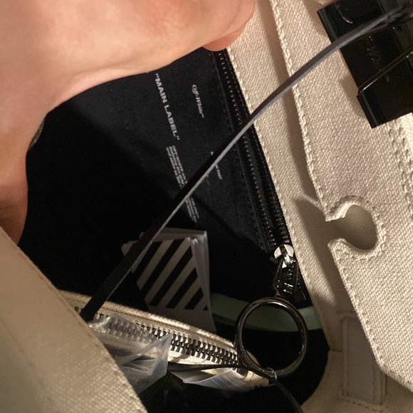 ☀️SOLD☀️ NEW OFF-WHITE Bag 2 interchangeable Straps Extra Coin Holder & Wrench - Picture 4 of 15